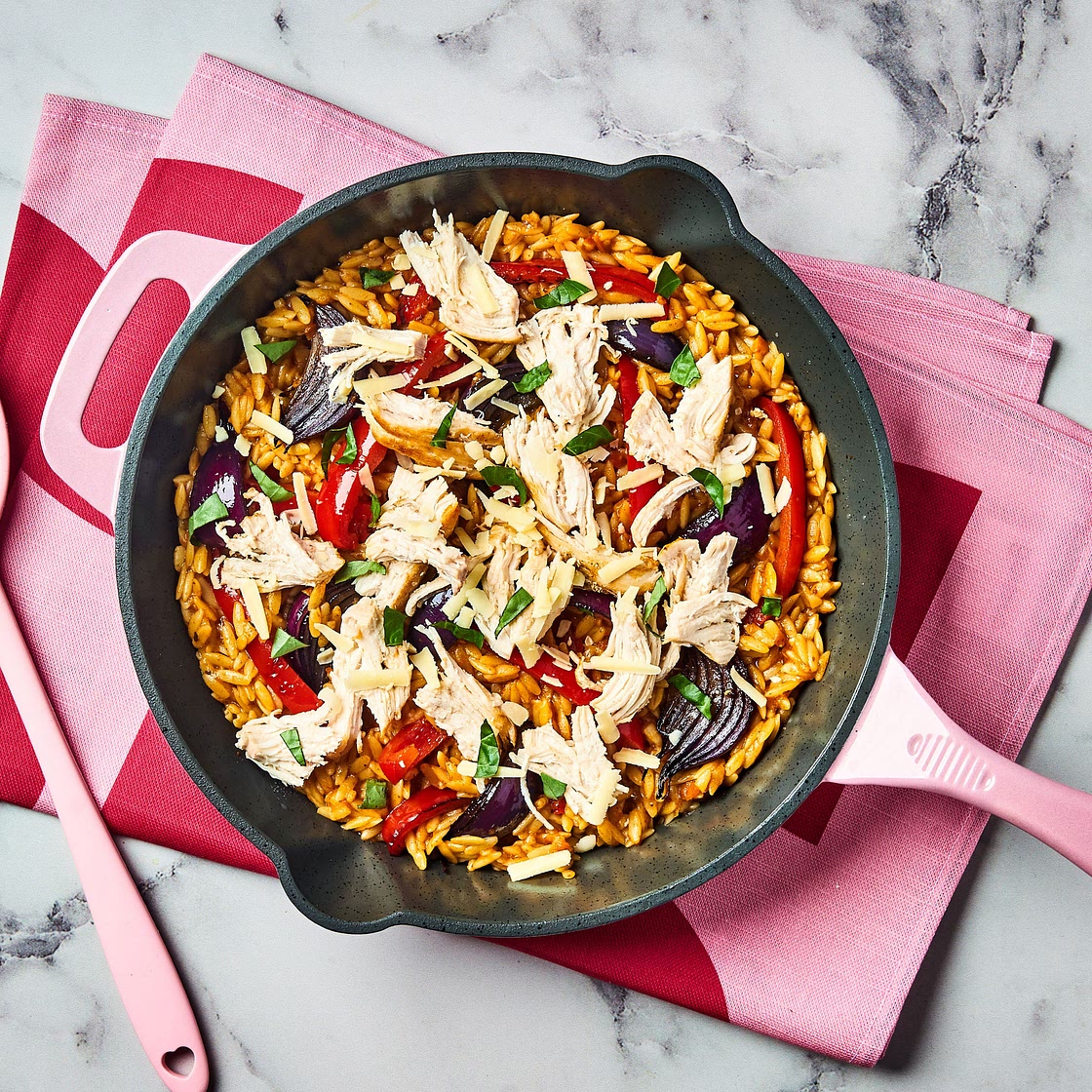 One Pot Pulled Chicken, Red Pepper & Pesto Orzo