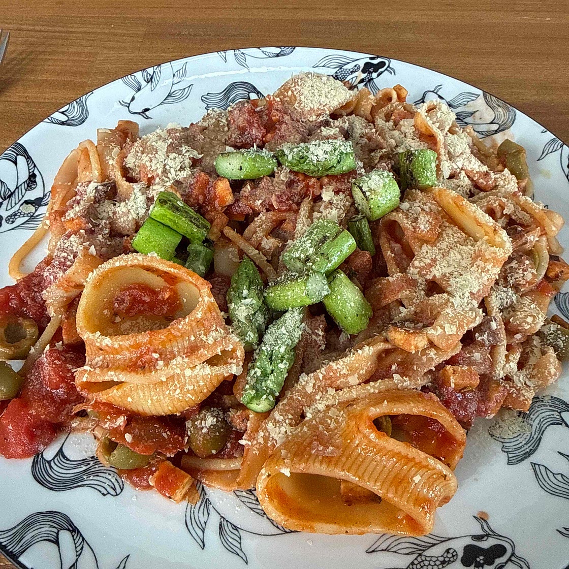 Frühlingshafte Tomatenpasta mit Oliven & gegrilltem Spargel
