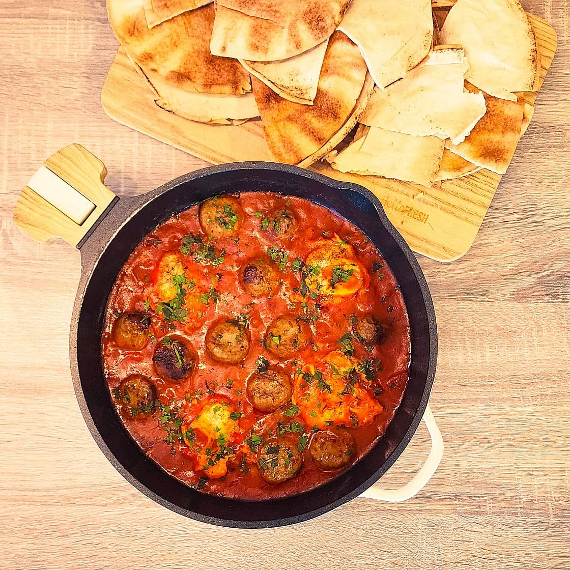 Boulettes de viande et œuf poché en sauce tomate