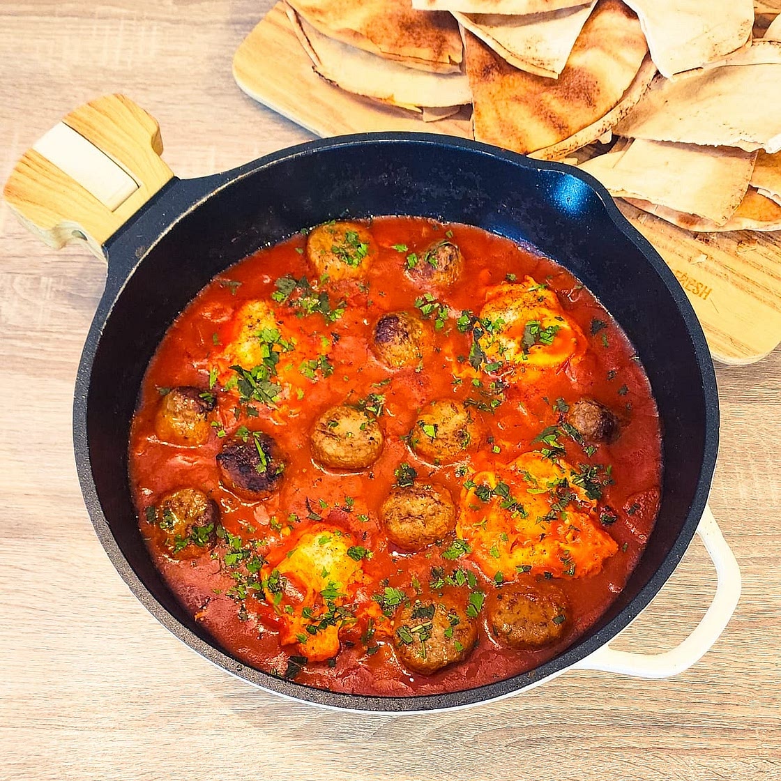 Boulettes de viande et œuf poché en sauce tomate