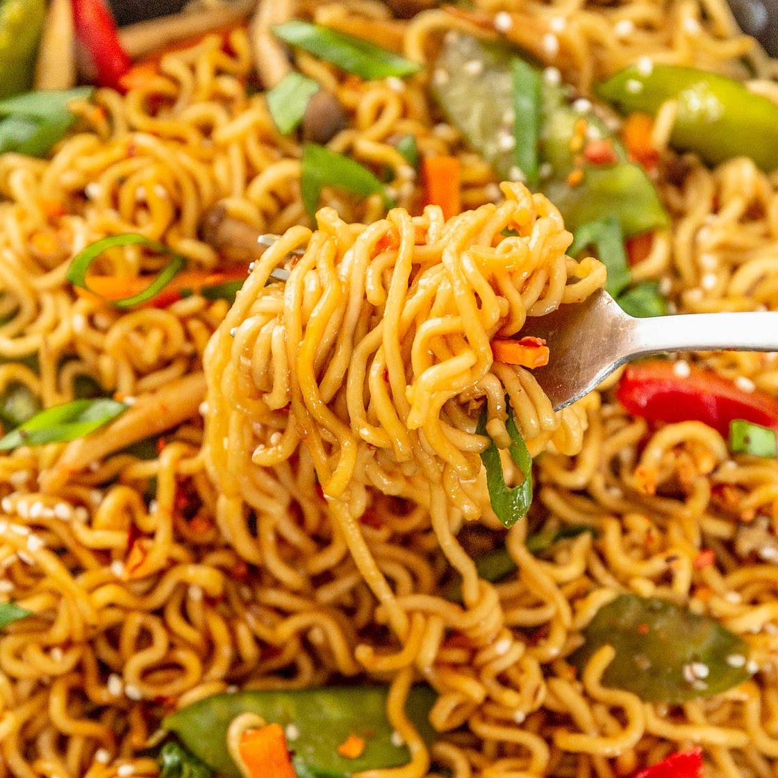 10 MINUTE RAMEN NOODLE STIR FRY