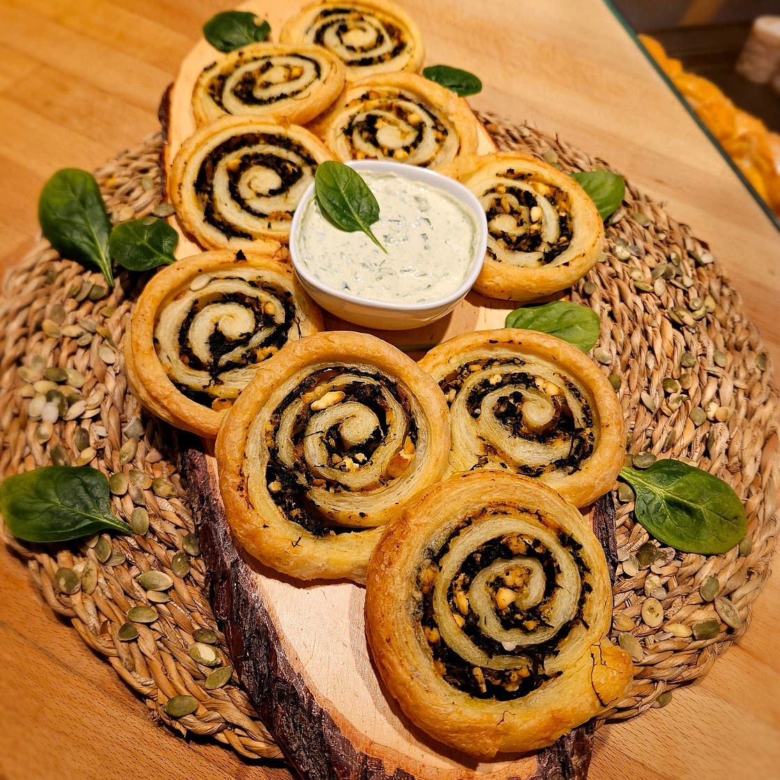 Spinat-Feta Schnecken mit Sour-Cream Dip