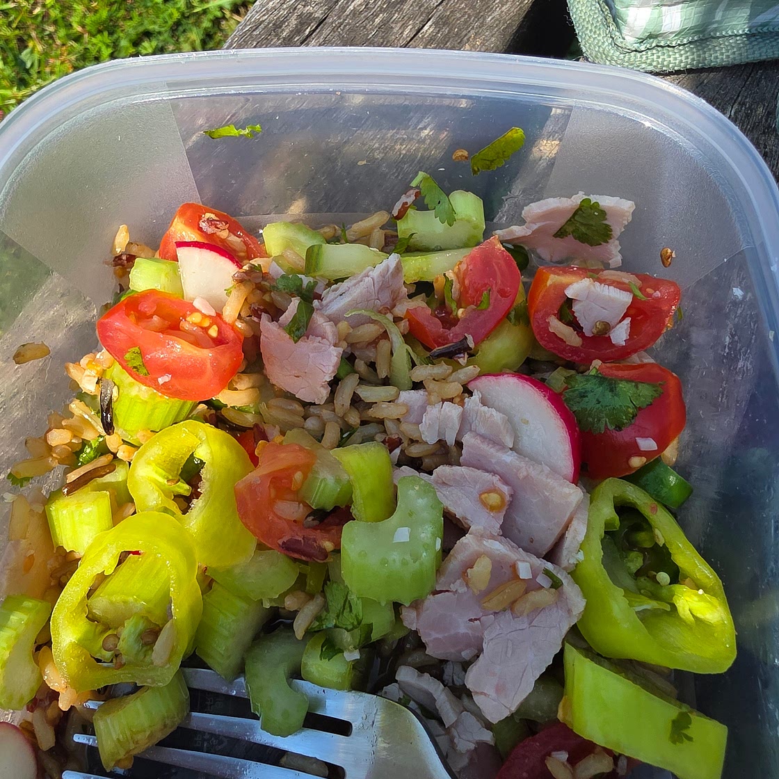 Brown rice, veg and chicken salad (500 kcal)