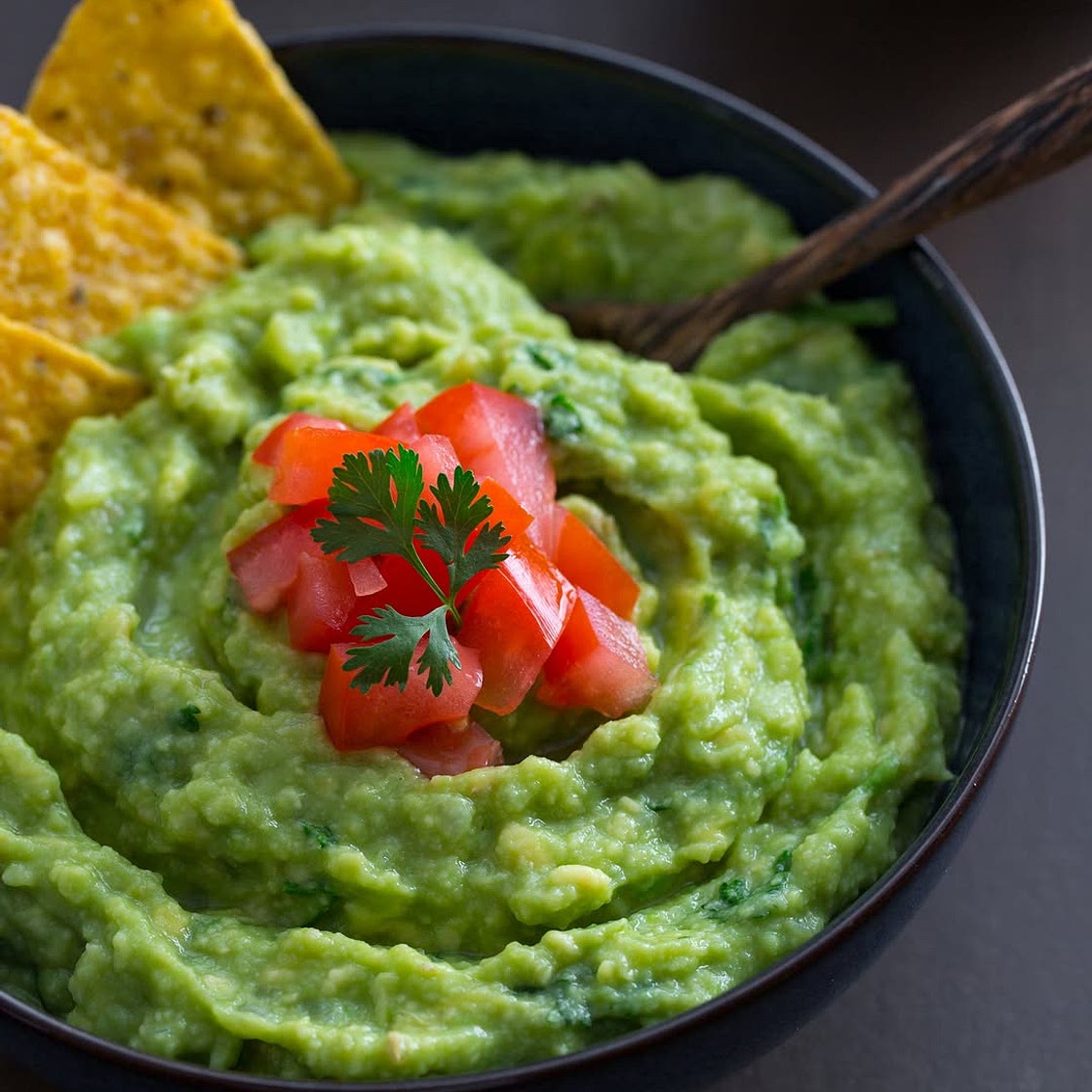 Guacamole cremoso e fresco, da raccogliere con le tortilla fino all’ultima goccia 🥑🌮 Ingredienti per 550 g di guacamole: Avocado 2 pezzi 500 g Cipolle bianche (mezza) 60 g Succo di lime 40 g Pomodori ramati 100 g Sale fino 5 g Coriandolo q.b.