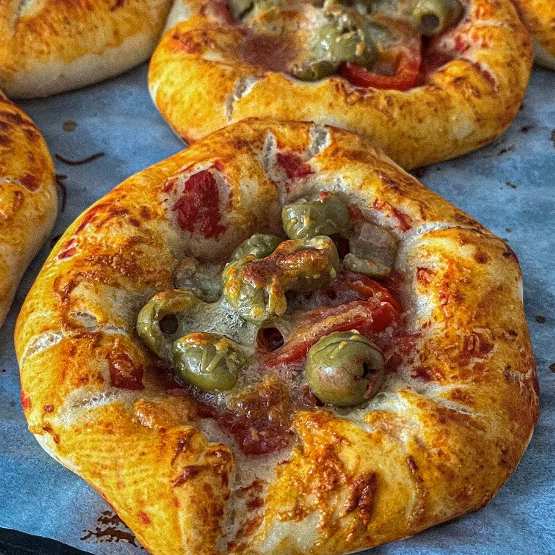 Simple Mini Pizzas (Mediterranean)