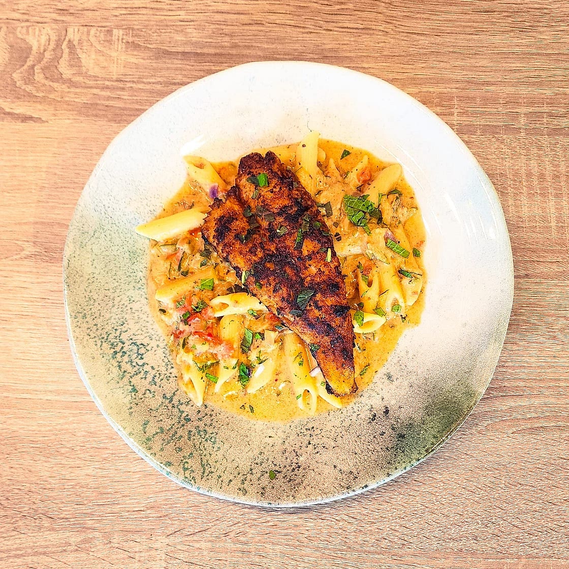 Merlu et penne crémeuses aux tomates