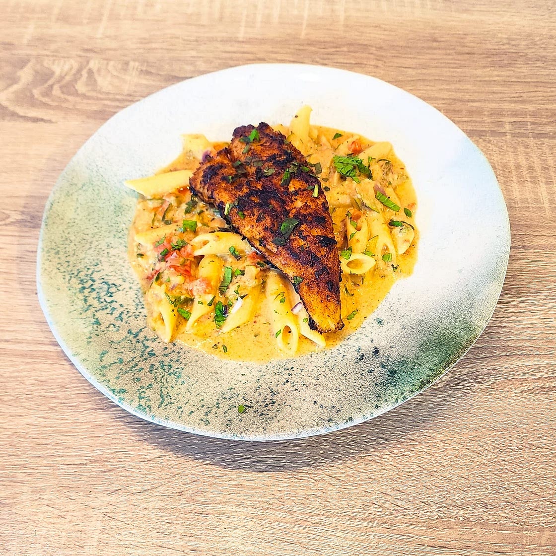 Merlu et penne crémeuses aux tomates
