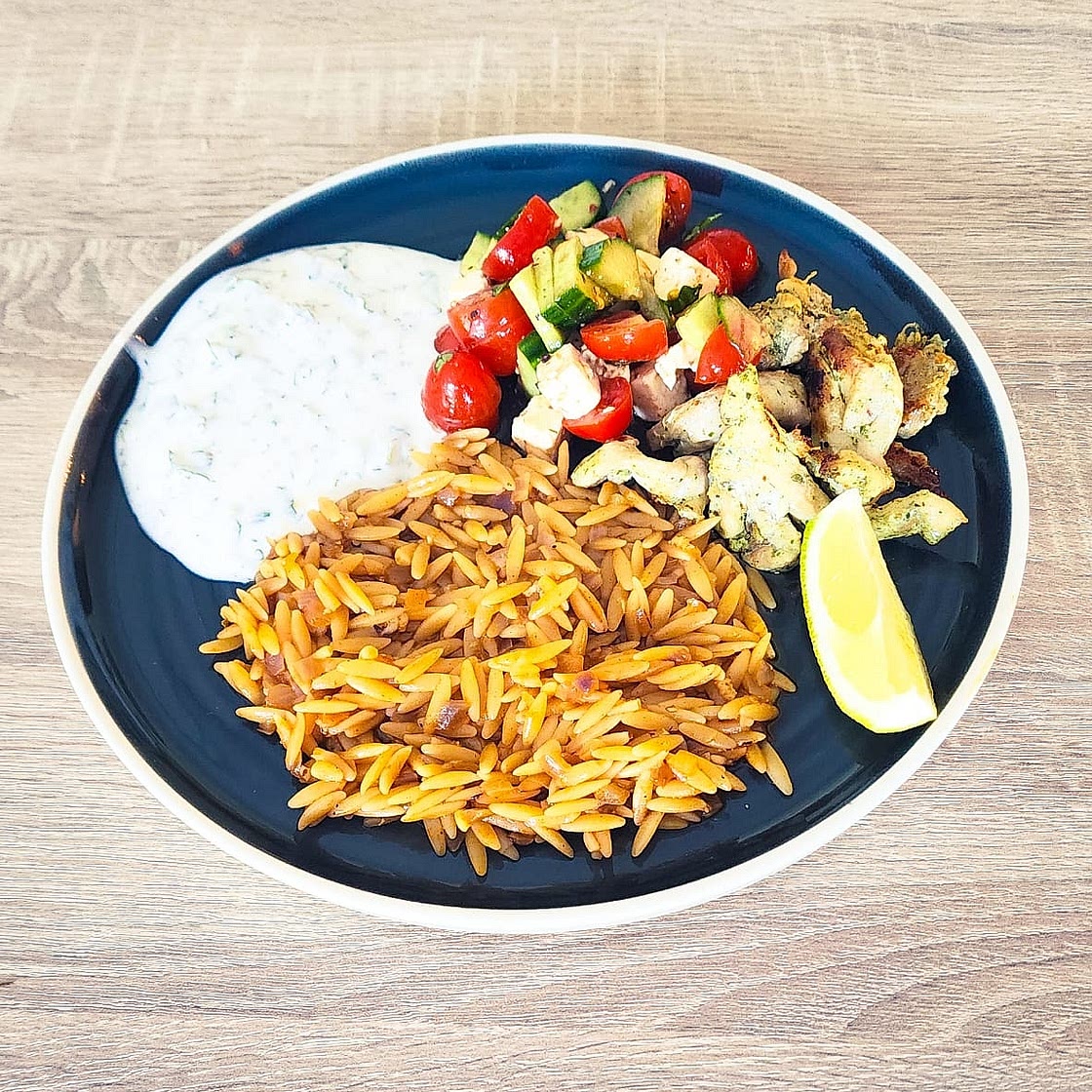 Orzo au poulet, sauce yaourt citronnée et menthe