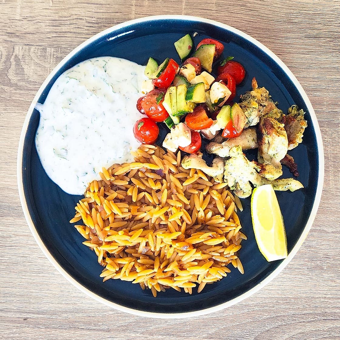 Orzo au poulet, sauce yaourt citronnée et menthe