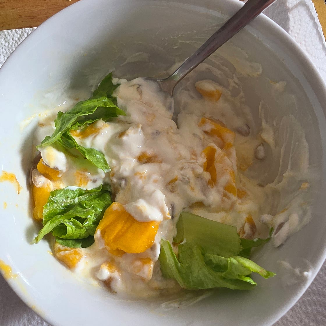 Greek yogurt, Mango and lettuce salad
