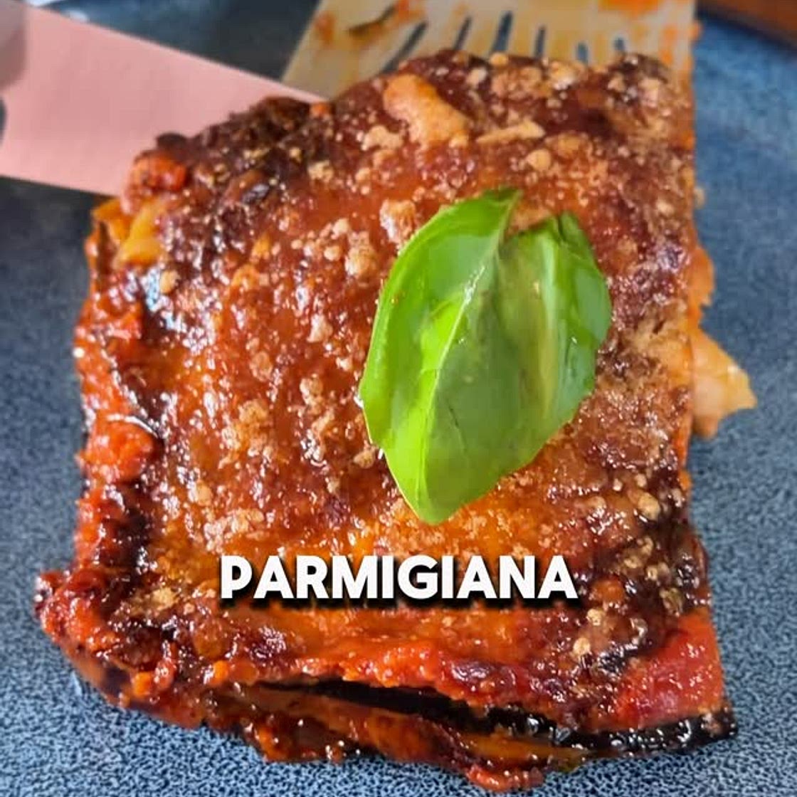 la parmigiana di melanzane si fa così! Ingredienti: - Melanzane 3 - Passata di pomodoro 700g - Cipolla 1/2 - Mozzarella 3 - Parmigiano 200g - Basilico - Olio evo - Sale e pepe - Farina q.b. - Olio di semi q.b. Procedimento: - Tagli