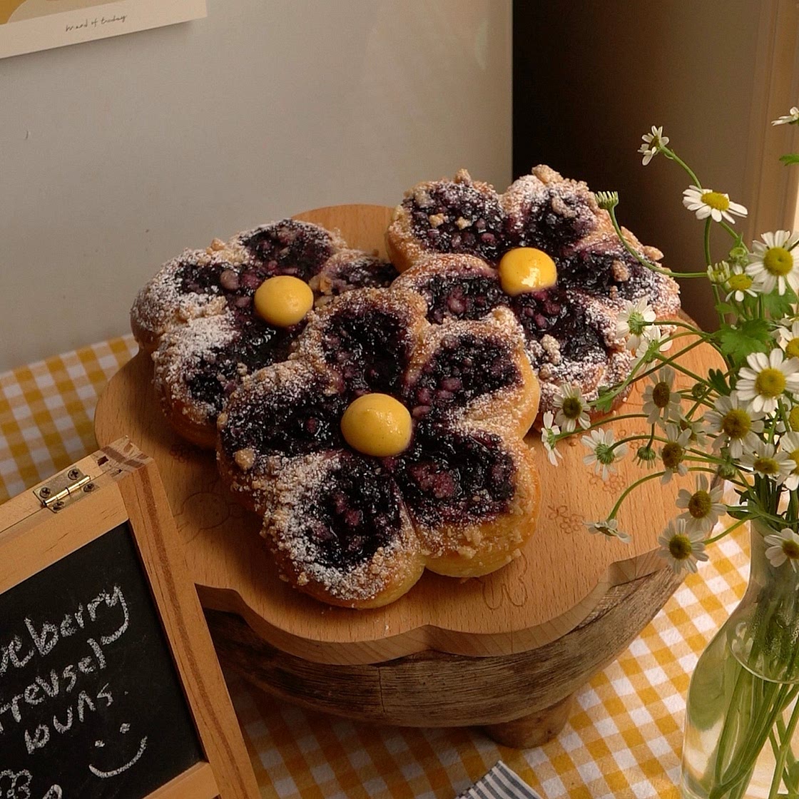 Blueberry Streusel Buns 