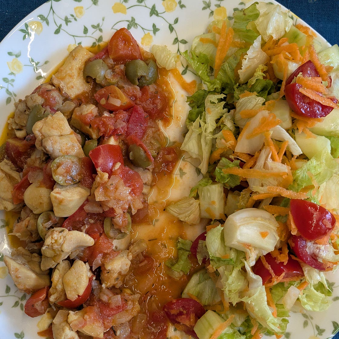 BOCCONCINI DI POLLO ALLE OLIVE CON INSALATA