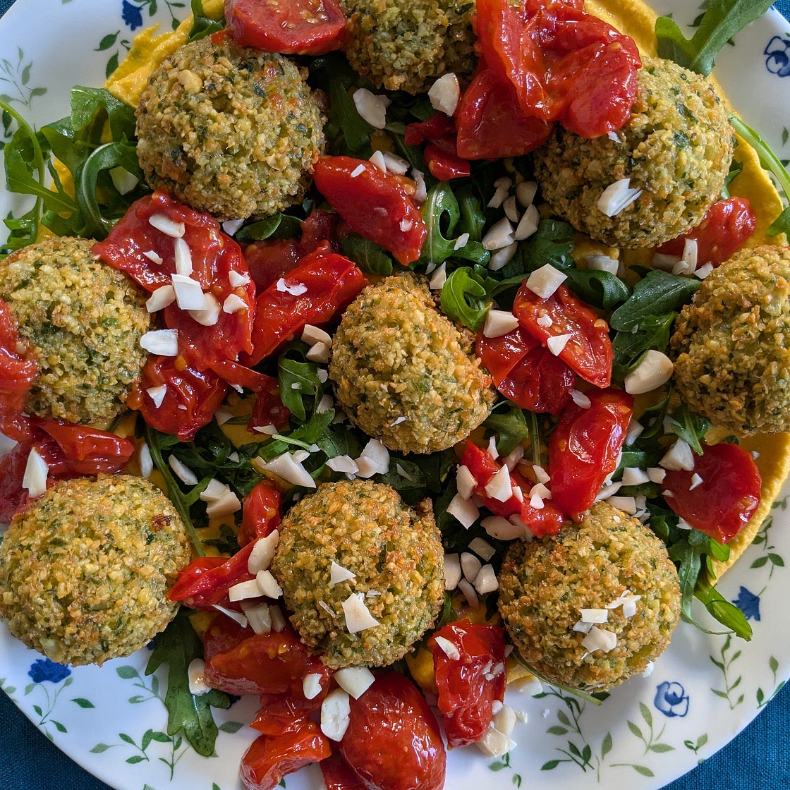 FALAFEL SU CREMA DI CAROTA E POMODORINI
