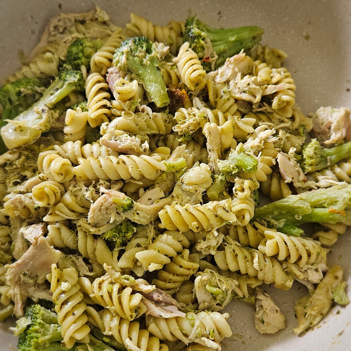 Creamy pesto broccoli chicken skillet