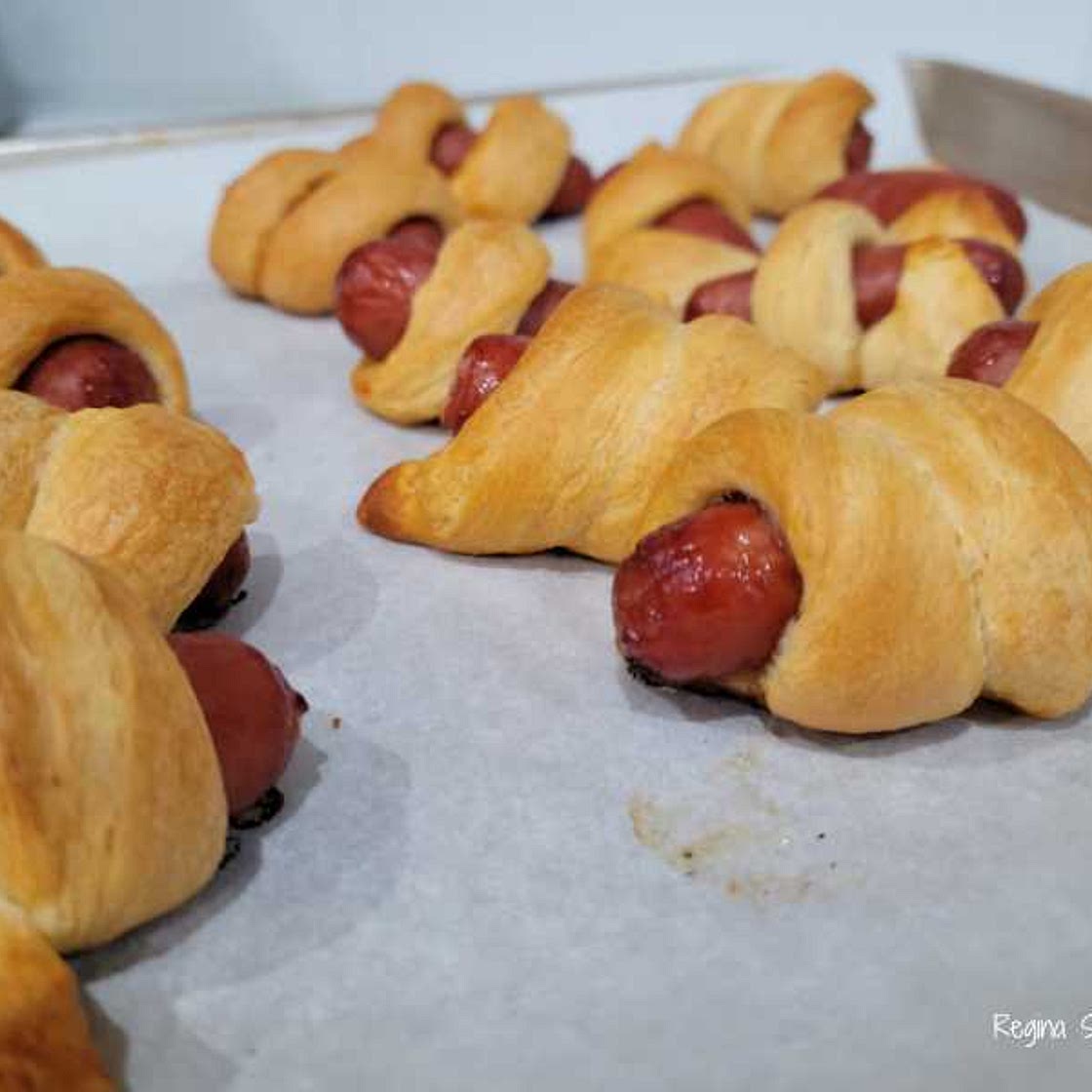 Easy Pigs in a Blanket (2 Ingredients)