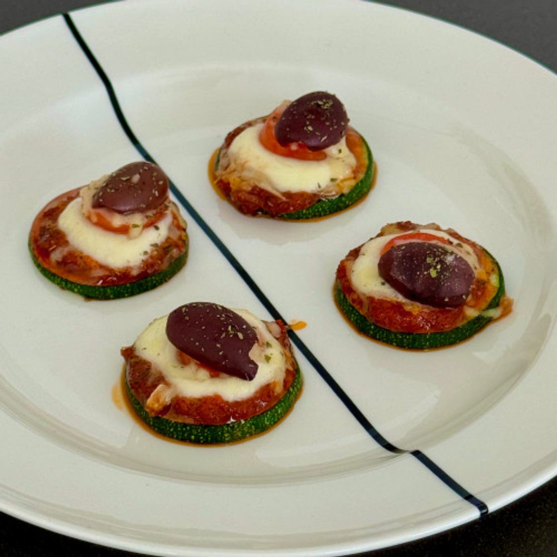 Mini zucchini pizzas