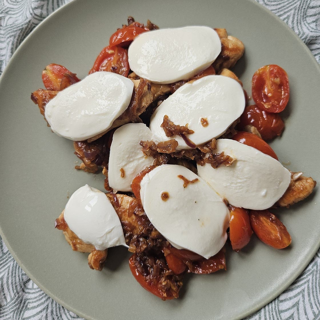 Tomate Mozzarella Hähnchen Pfanne