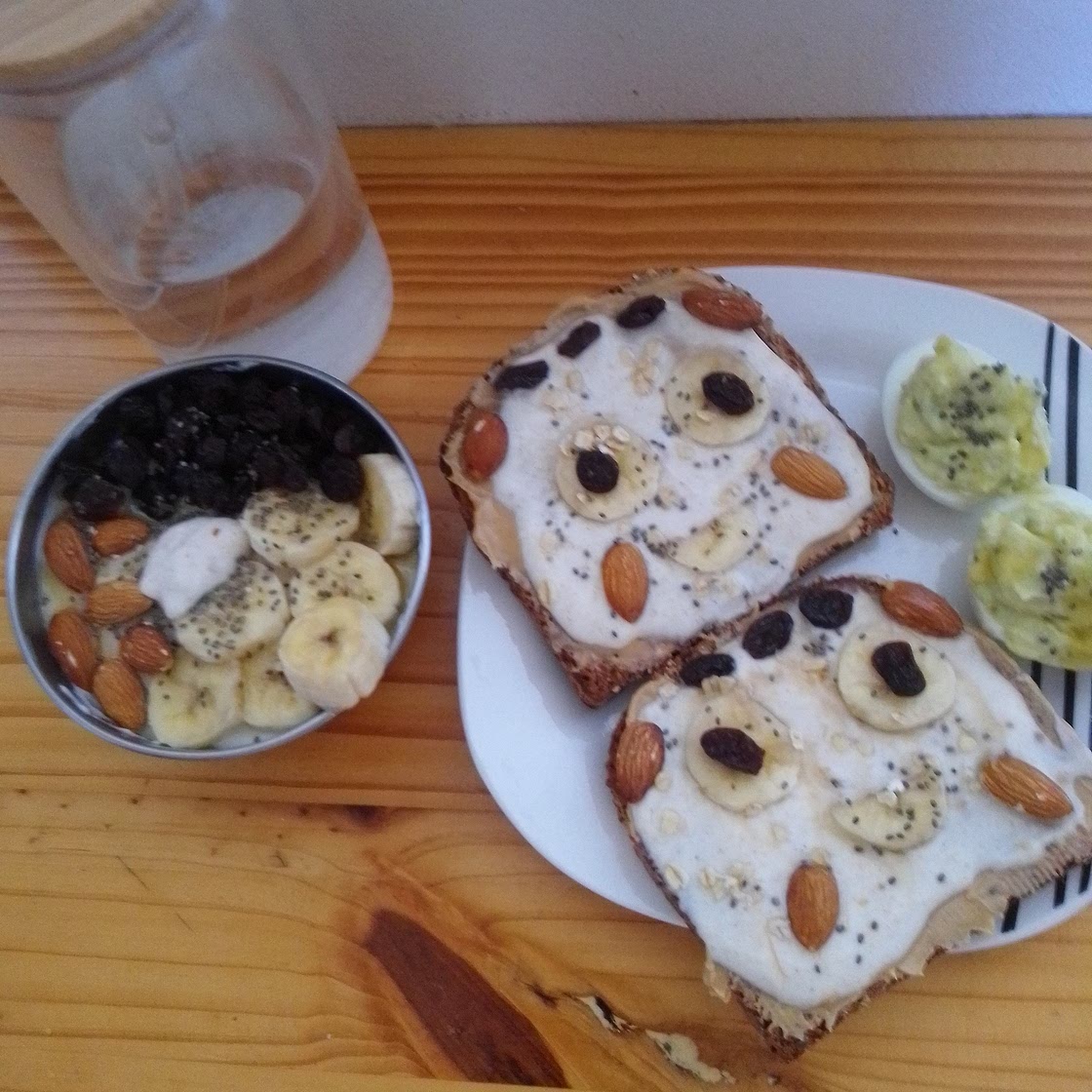 Toast with yogurt and eggs