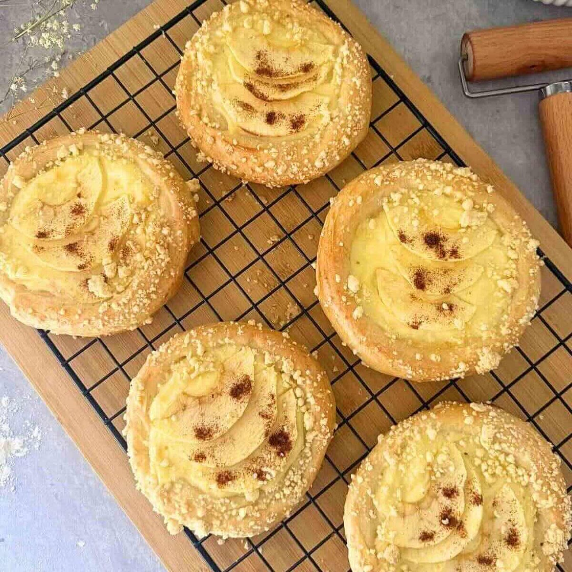 Apple Custard Crumble Buns with Cinnamon Streusel