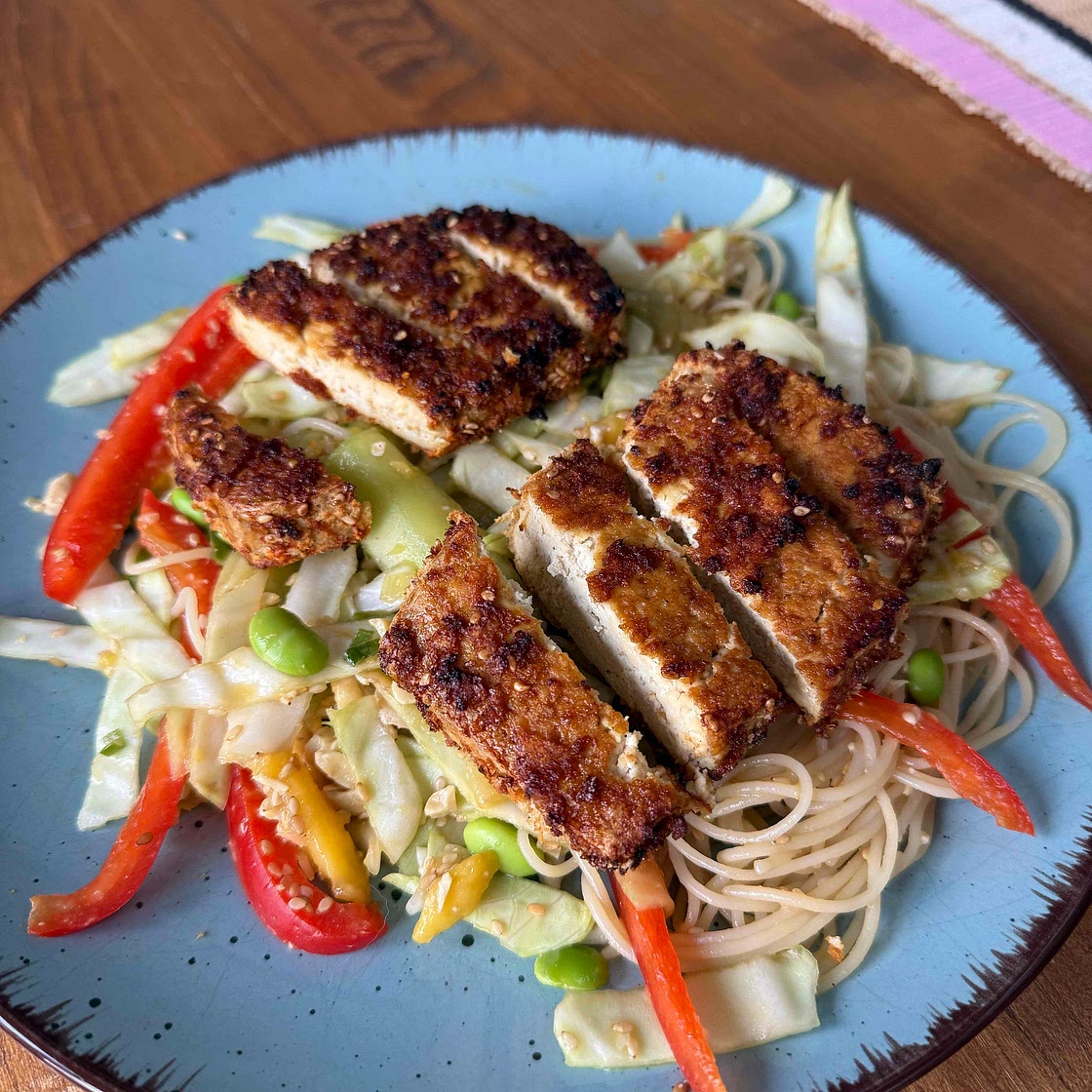Sommerrollen-Salat mit knusprigem “Sweet Chili” Tofu