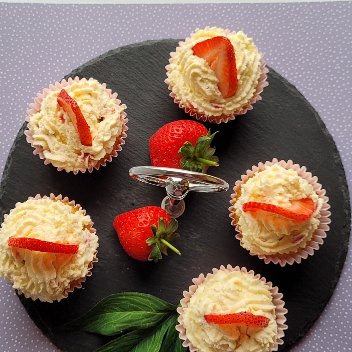 Strawberry and Cream Cupcakes