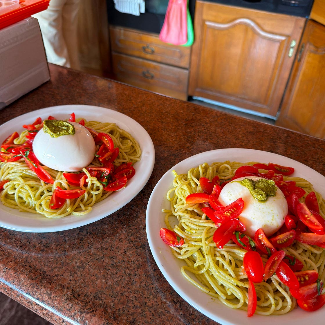 Massa com pesto, burrata e tomate Cherry
