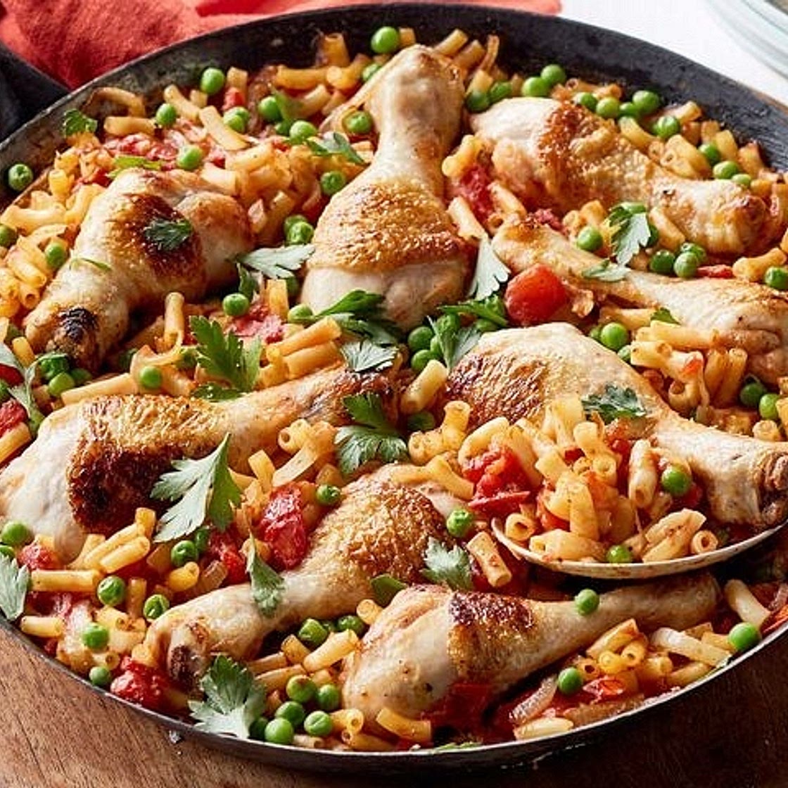 One-pan chicken and pea macaroni