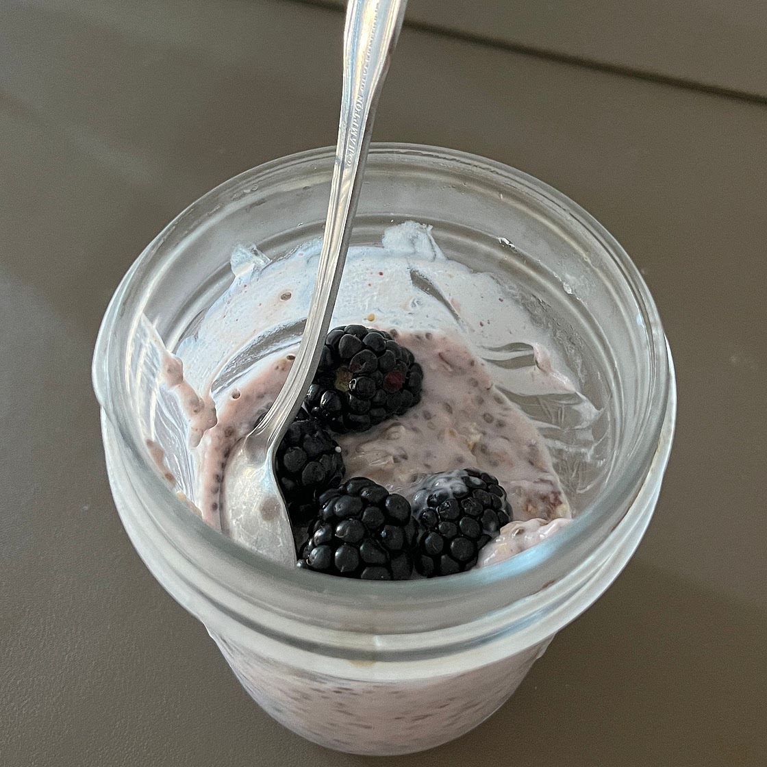 Chia pudding / overnight oats hybrid