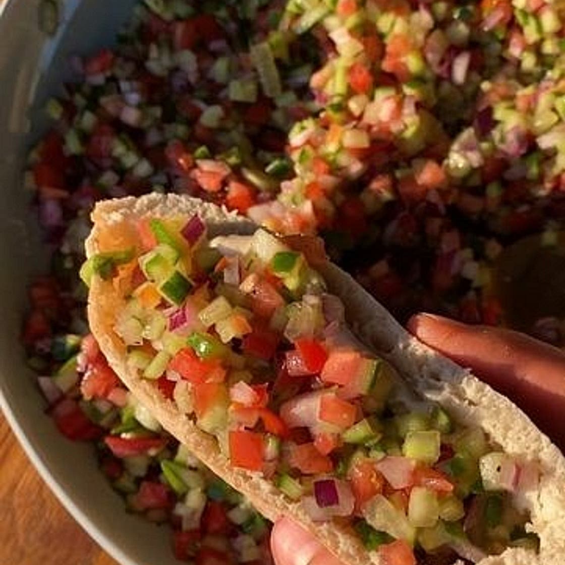 Salade Shirazi avec pain pita
