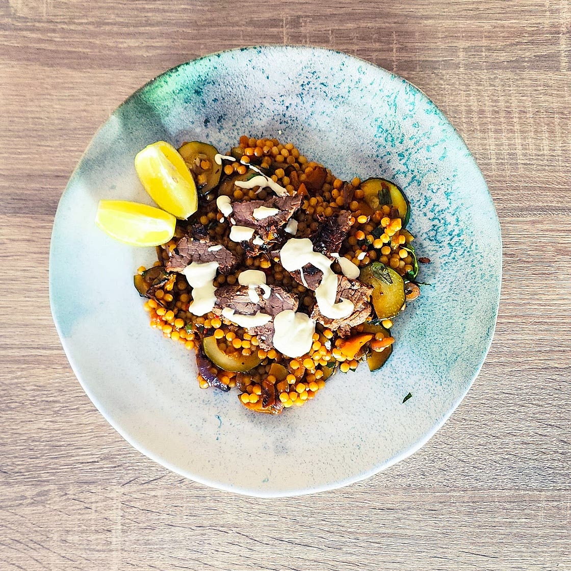 Steak, mayonnaise au citron & basilic accompagné de couscous perlé aux légumes