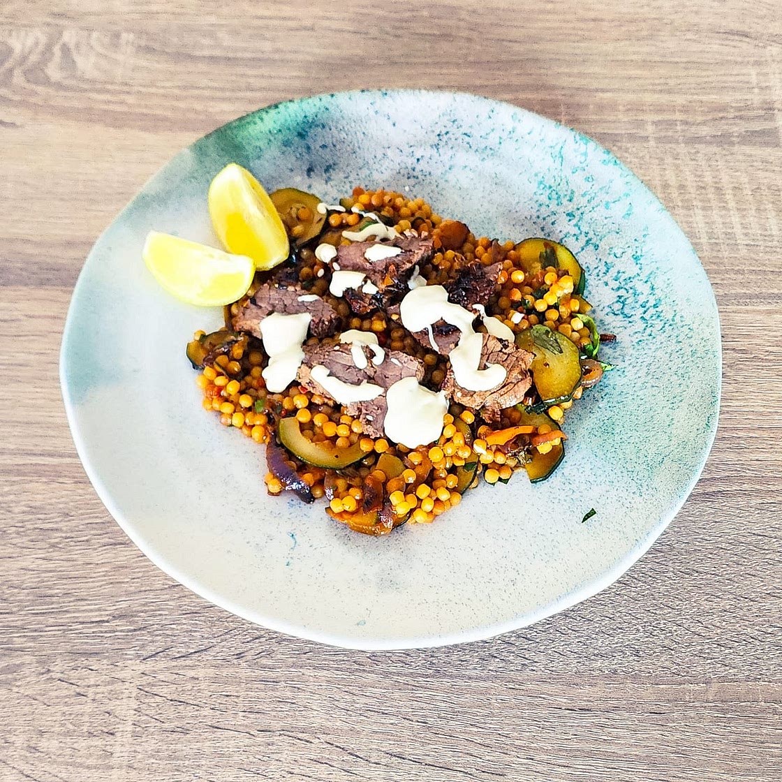 Steak, mayonnaise au citron & basilic accompagné de couscous perlé aux légumes