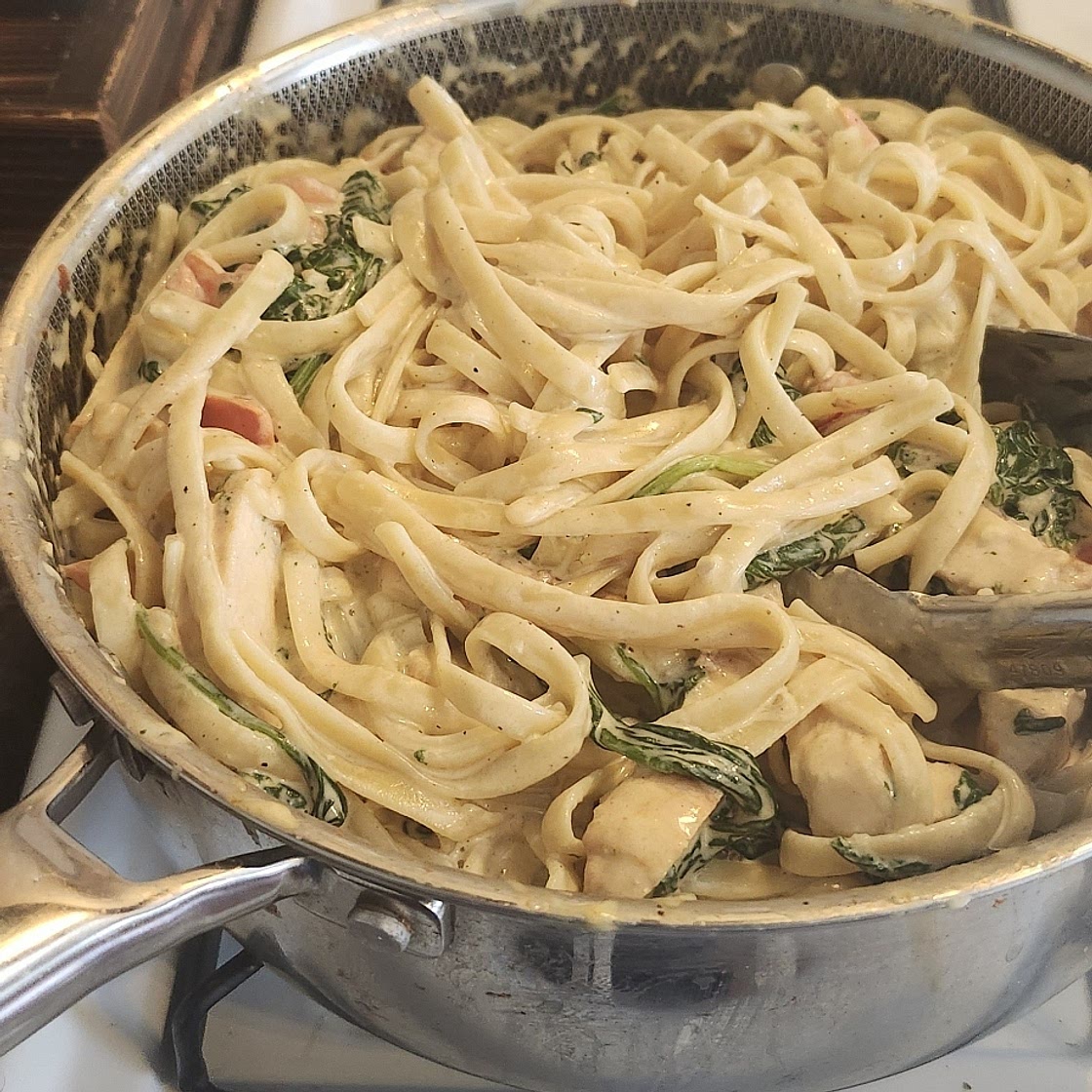Creamy Garlic Chicken Pasta {with Tomato & Spinach}