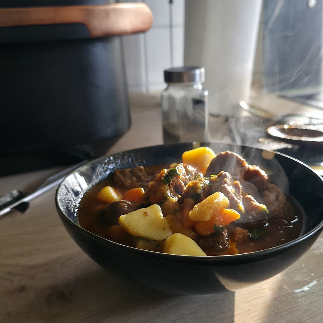 NO-RED-WINE BEEF GOULASH STEW WITH POTATOES & CARROTS