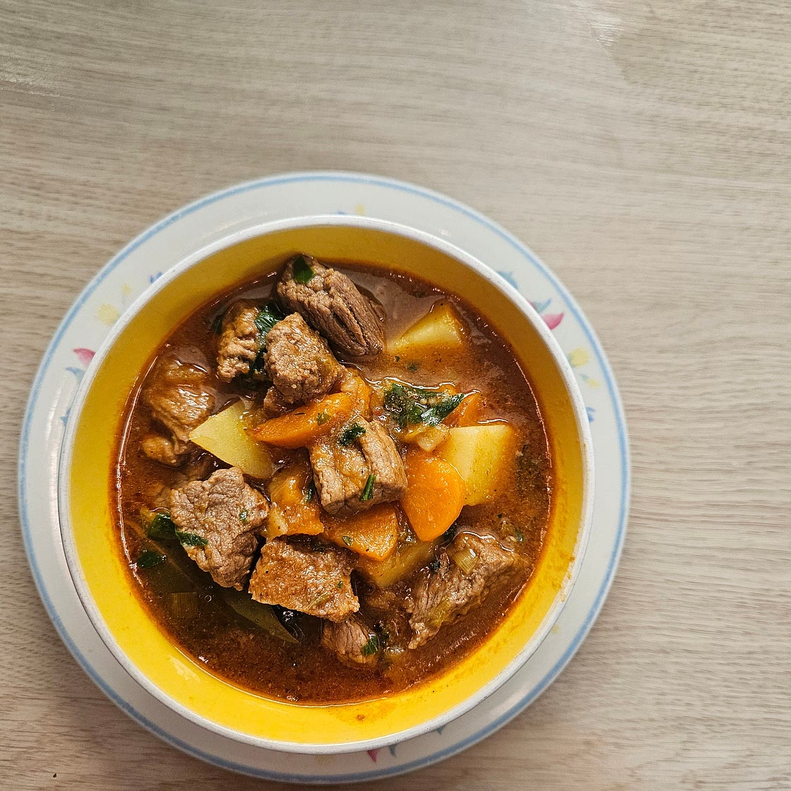 NO-RED-WINE BEEF GOULASH STEW WITH POTATOES & CARROTS