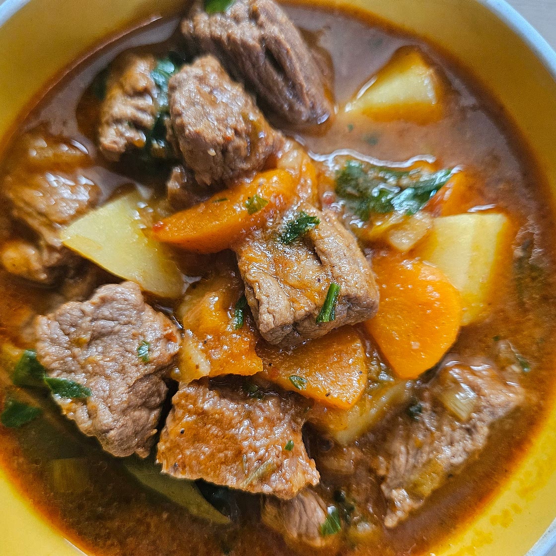 NO-RED-WINE BEEF GOULASH STEW WITH POTATOES & CARROTS