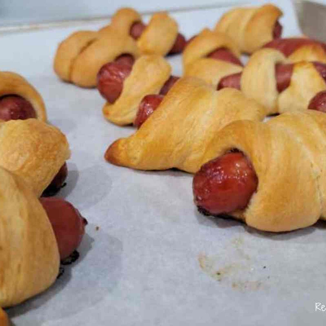 Easy Pigs in a Blanket (2 Ingredients)