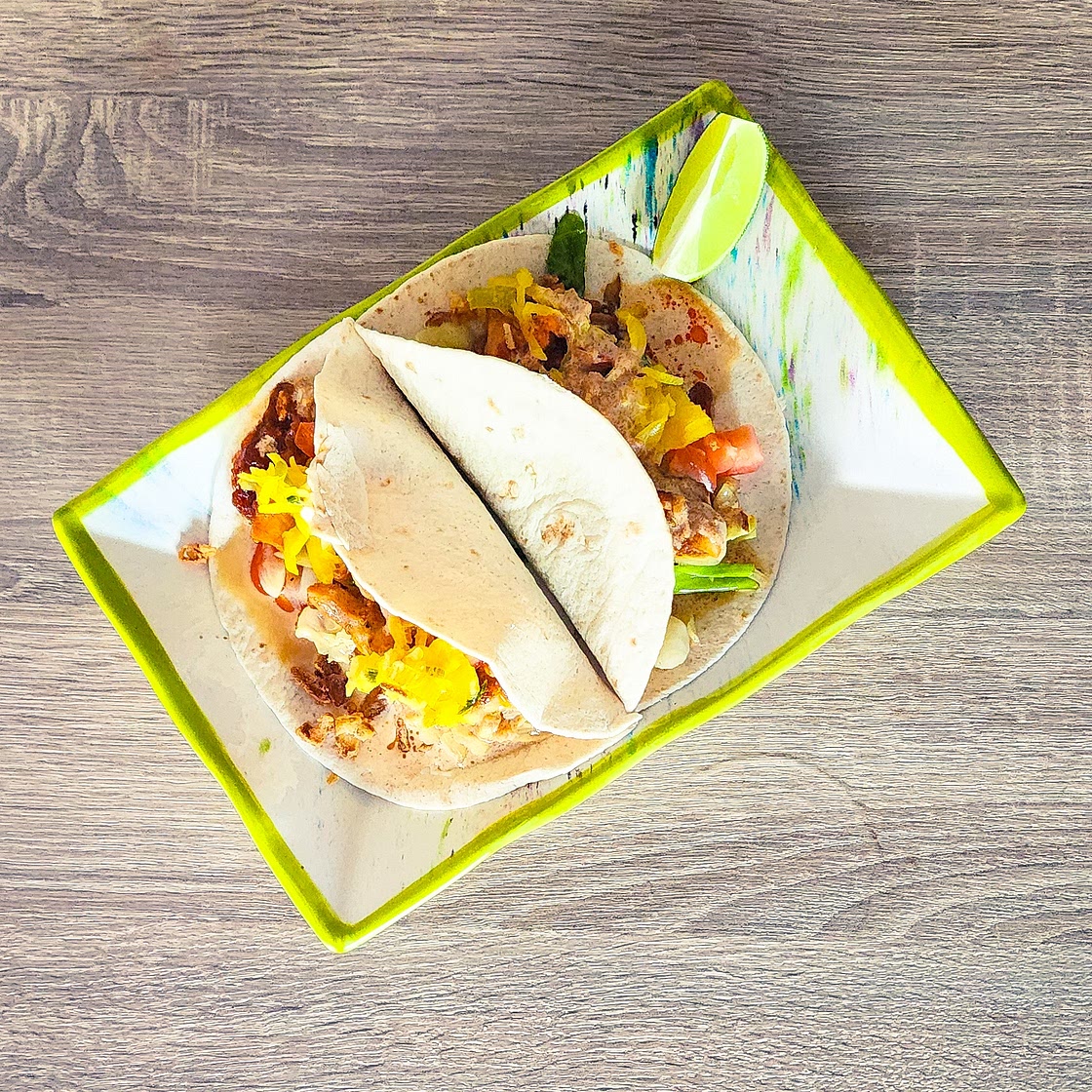 Tacos au poulet sauce satay, atjar & citron vert
