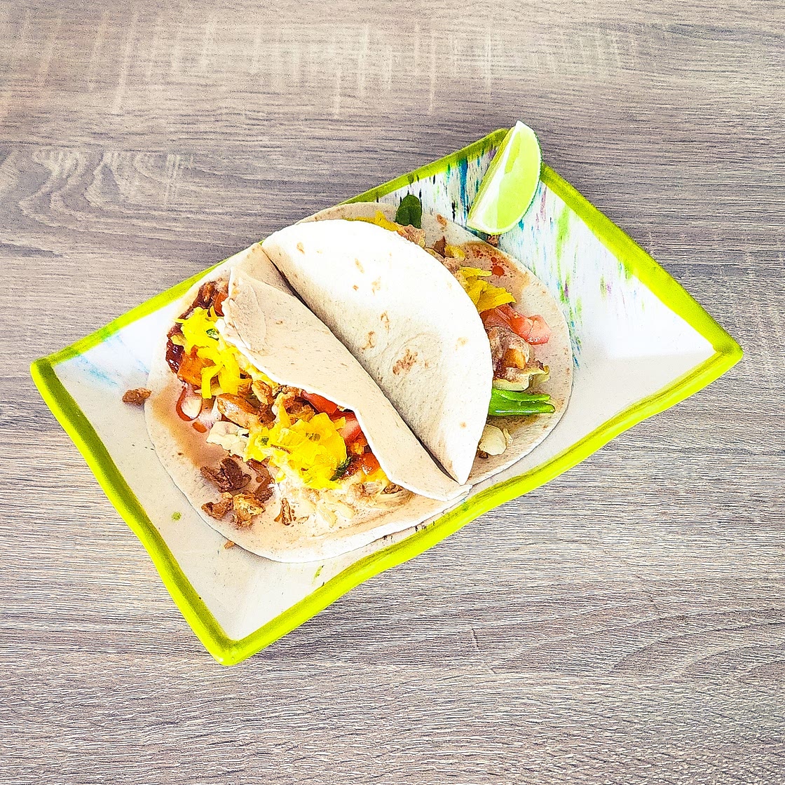 Tacos au poulet sauce satay, atjar & citron vert