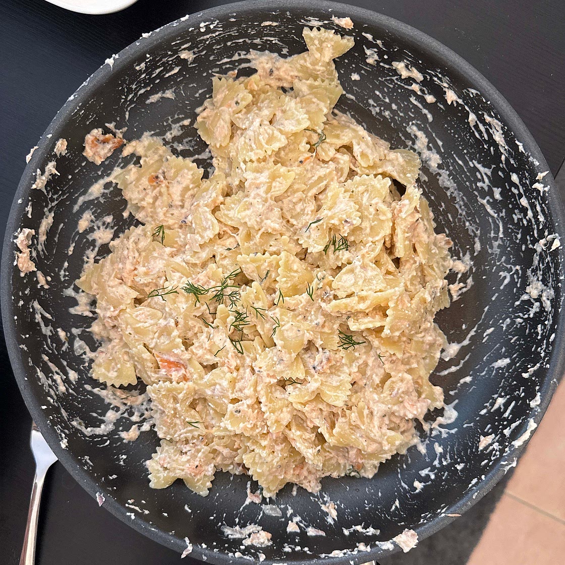 Bombastische Gnocchi-Lachs-Pfanne mit Frischkäse-Sauce