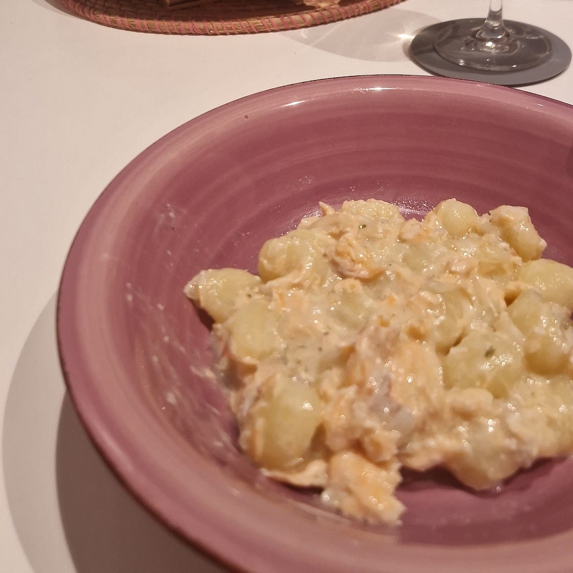 Bombastische Gnocchi-Lachs-Pfanne mit Frischkäse-Sauce