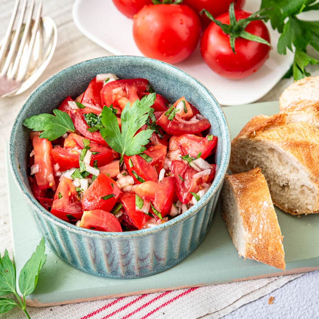 Tomatensalat mit Zwiebeln