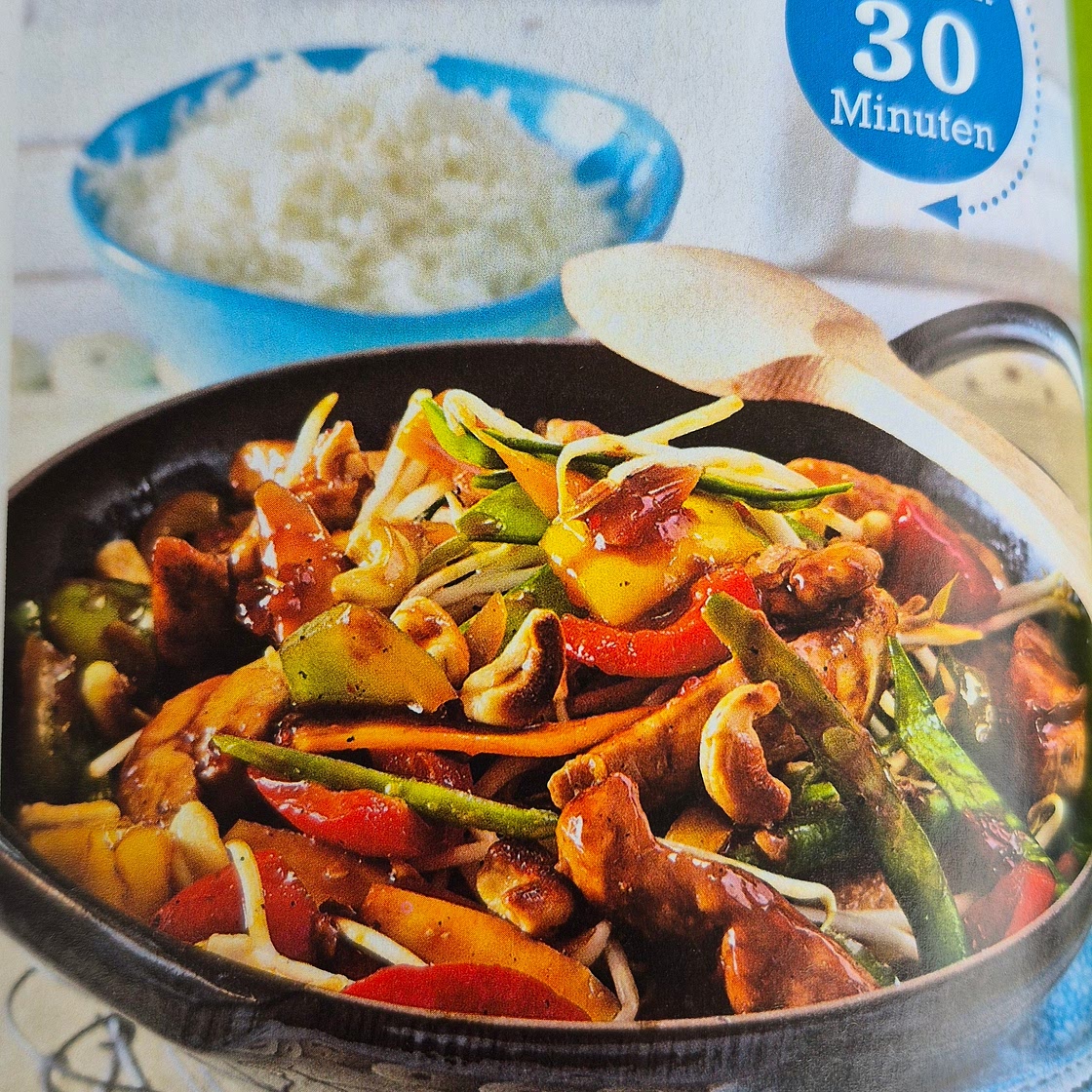 Asiawok mit Pute und buntem Gemüse