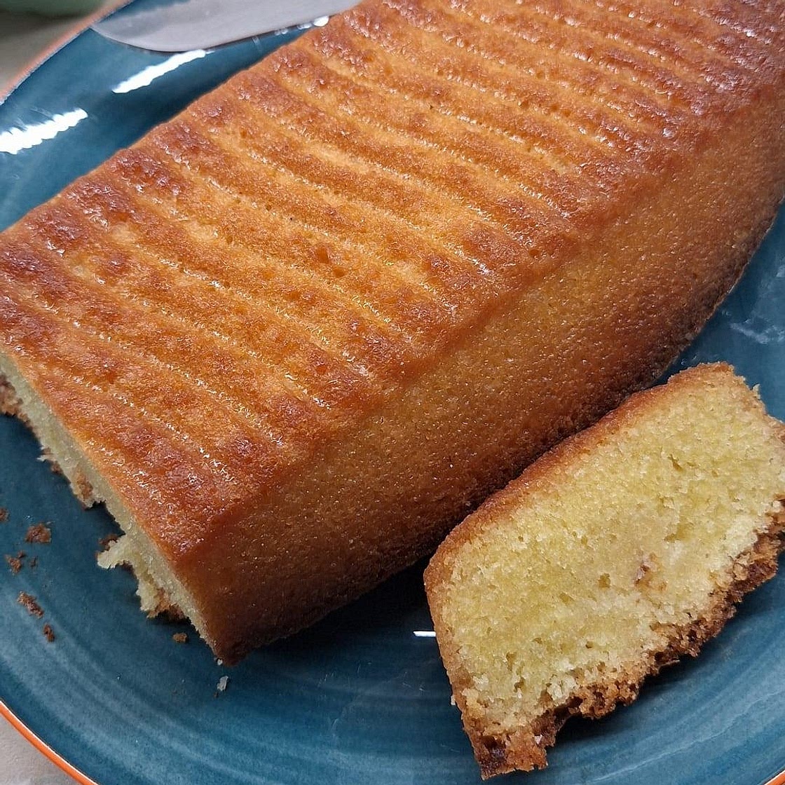 Lemon drizzle cake