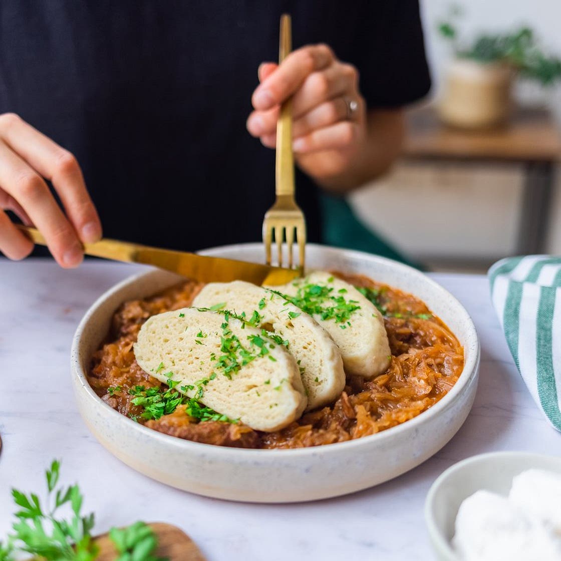 Vegane Böhmische Knödel mit Szegediner Gulasch