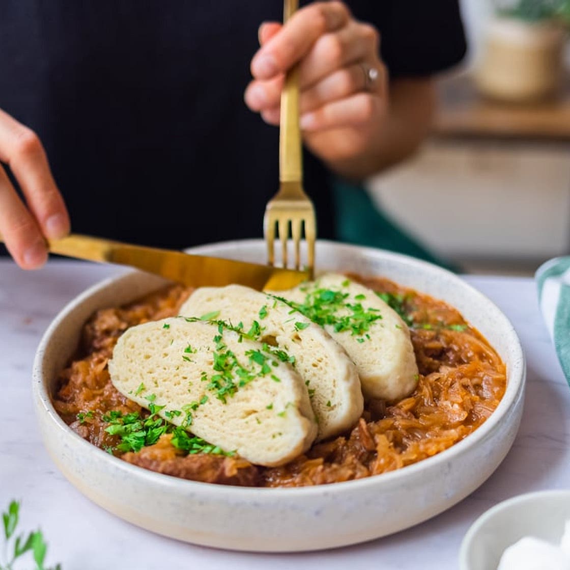 Vegane Böhmische Knödel mit Szegediner Gulasch