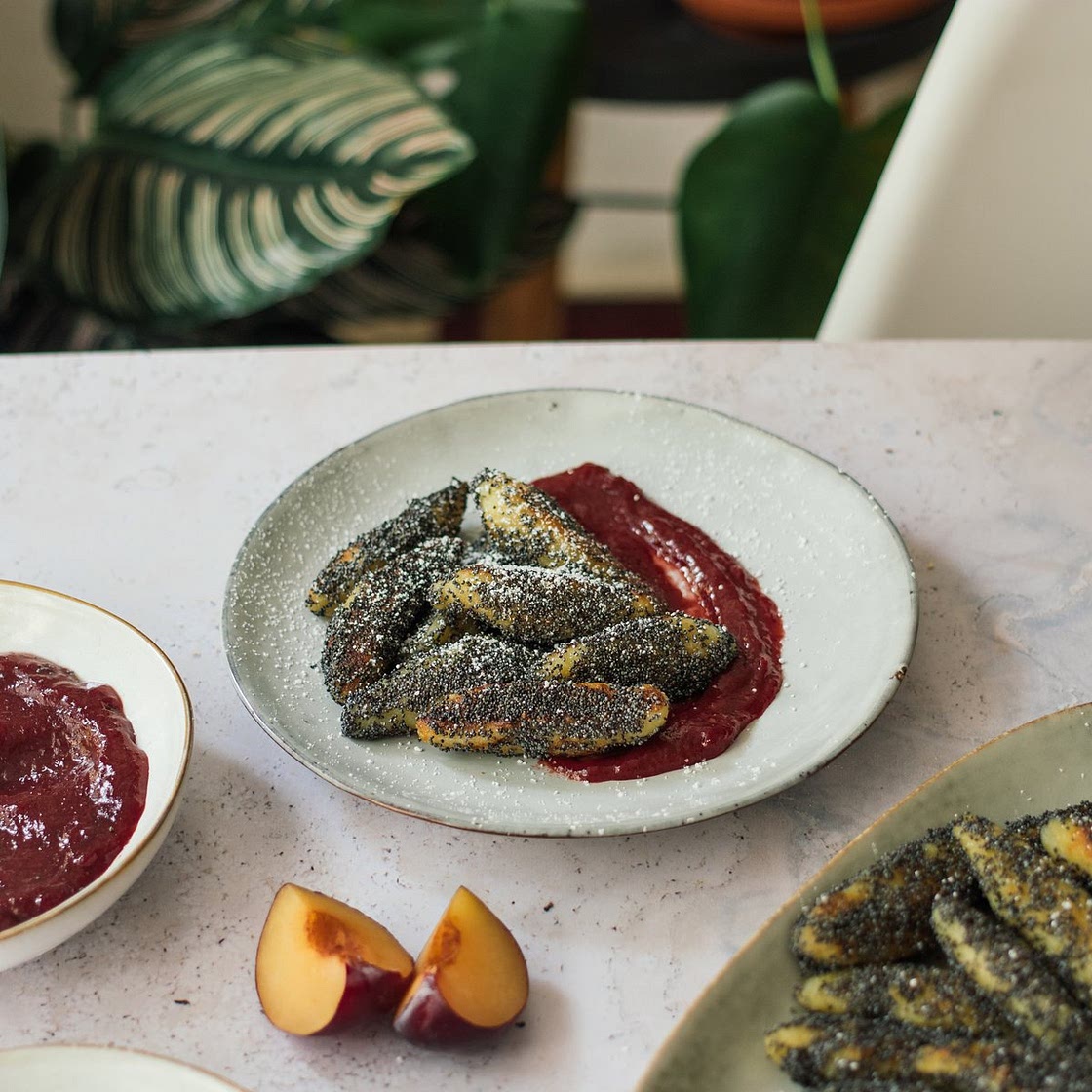 Vegane Mohn-Schupfnudeln mit Pflaumensauce