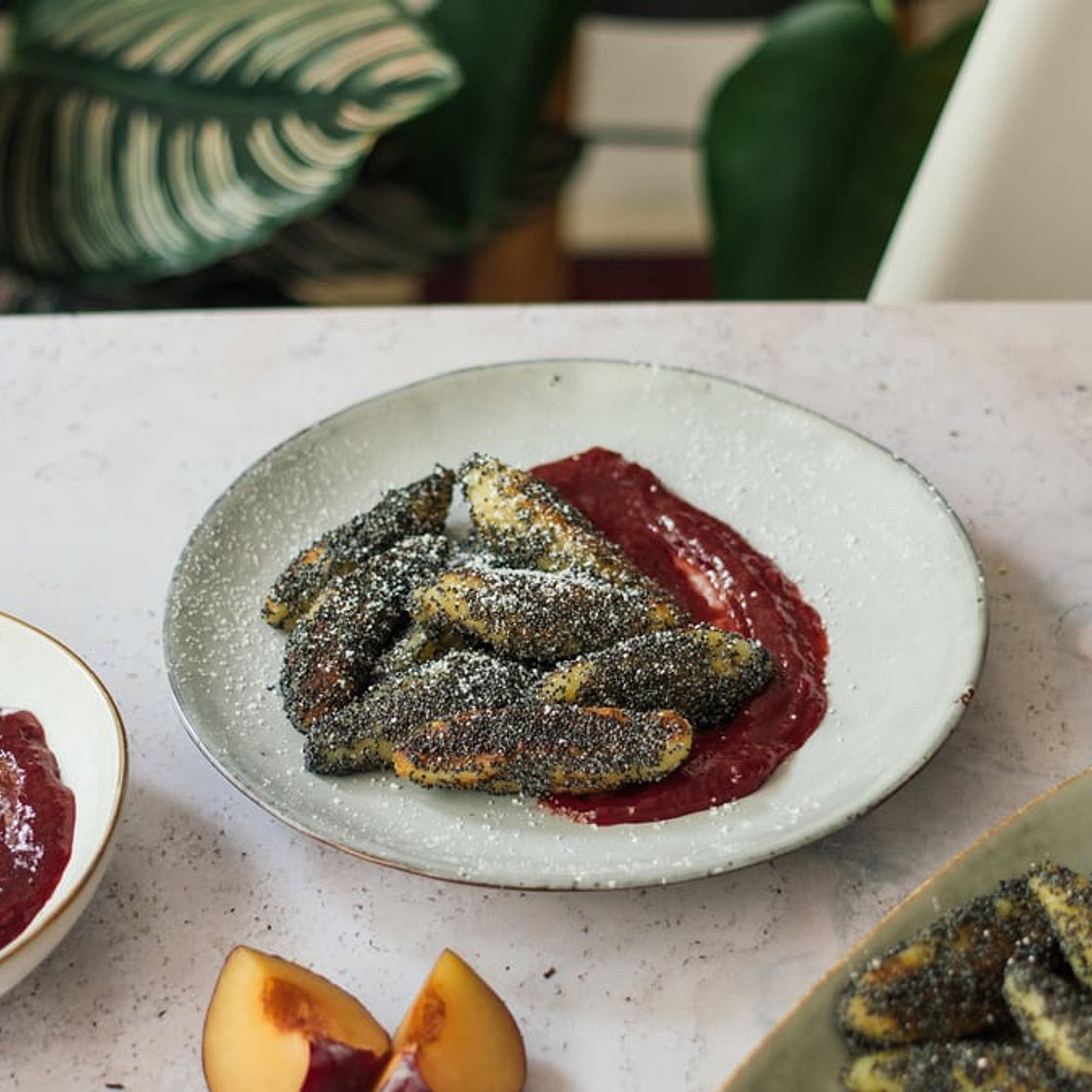 Vegane Mohn-Schupfnudeln mit Pflaumensauce