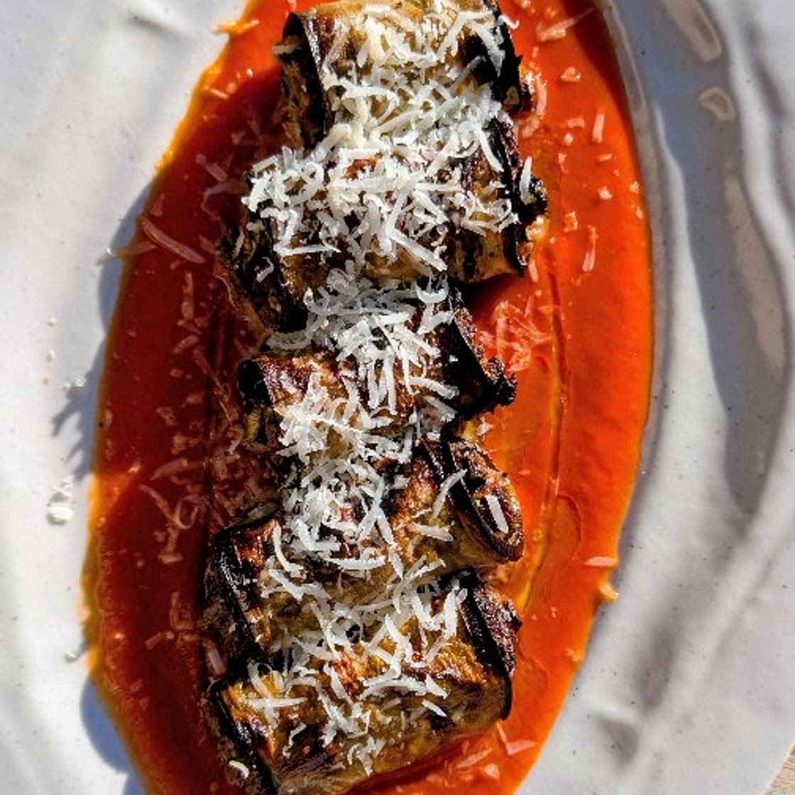🍆🥩 Rouleaux d'aubergine farcis, sauce tomate rôtie et pecorino