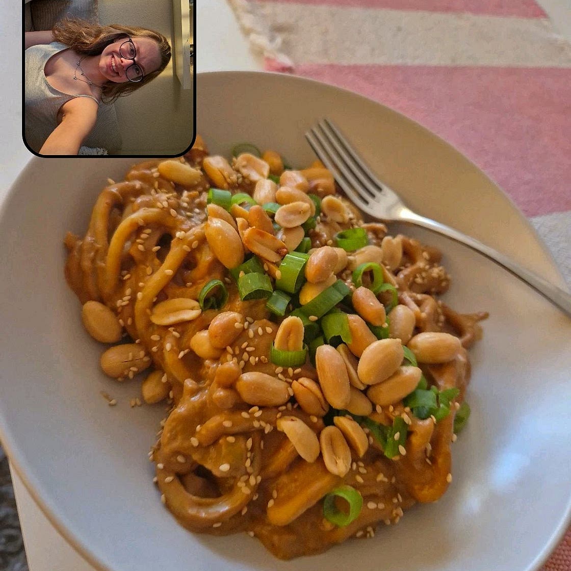 Udon-Nudeln mit Erdnuss-Sauce